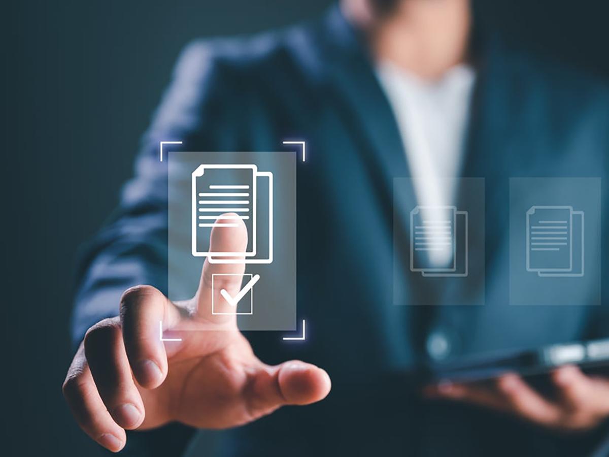 eLearning - finger selecting file icon